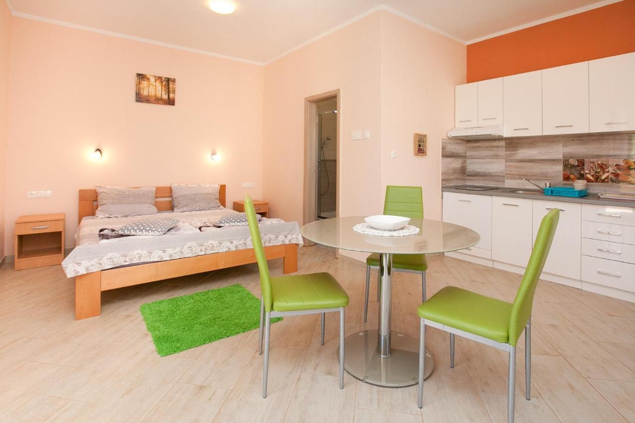 Apartmani Lea Starigrad Paklenica Exterior foto